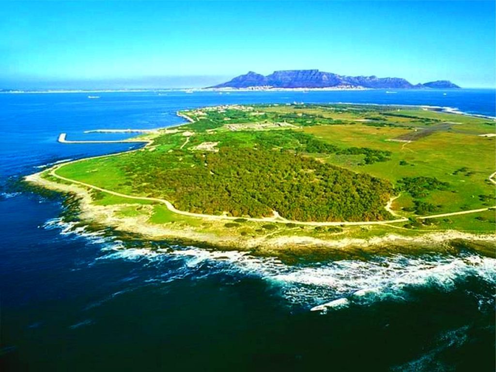 Luxury-cheap-Accommodation-Waters-Edge-Melkbosstrand-Western-Cape-Table-Mountain-Robben-Island--1